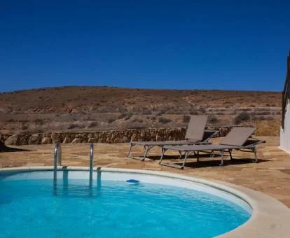 Terraza con piscina privada de esta coqueta casa independiente en un entorno tranquilo.