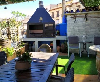 Agradable zona exterior con barbacoa y comedor de esta casa independiente.