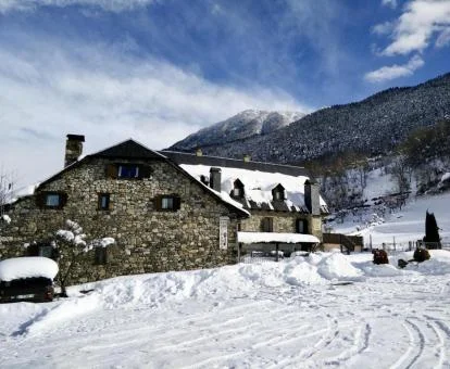 Hermoso edificio de este hotel boutique en un bello entorno nevado.