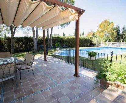 Fabulosa zona exterior privada con comedor exterior, piscina privada y jardín de esta casa independiente.