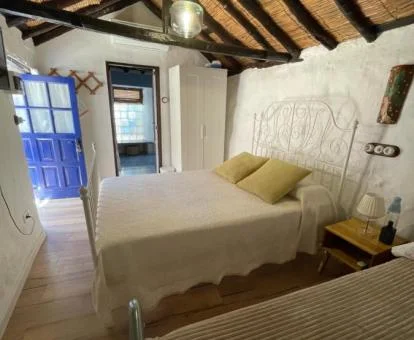 Una de las habitaciones de estilo tradicional de este coqueto alojamiento rural.