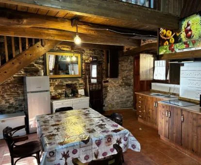 Interior de esta acogedora casa tradicional rústica.