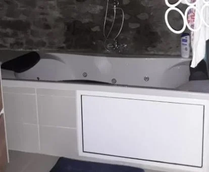 Amplia bañera de hidromasaje privada de este precioso apartamento rural.
