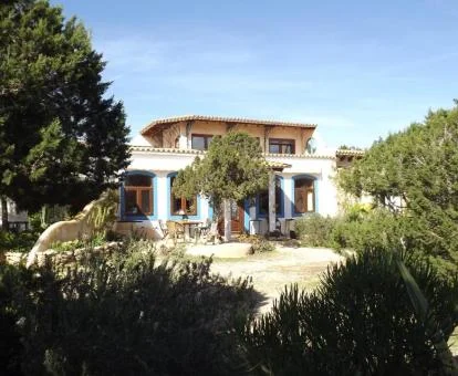 Hermoso alojamiento rural rodeado de jardines para disfrutar del entorno.