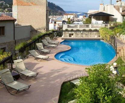 Amplia terraza con piscina y vistas de este acogedor hotel boutique.