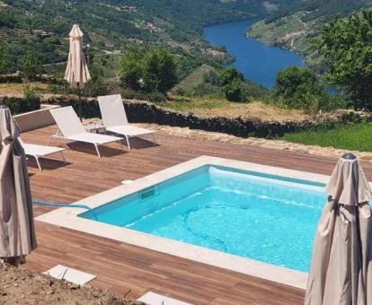 Fabulosa zona exterior con piscina y espectaculares vistas de este hotel rural.