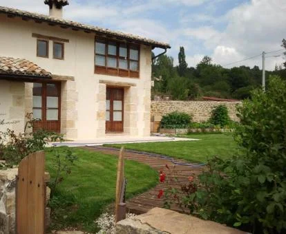 Acogedora casa rural con amplios jardines en un entorno tranquilo.