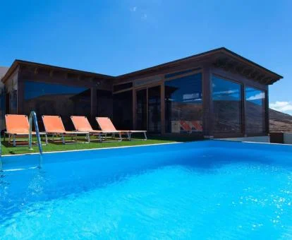 Hermosa casa rural con piscina privada y solarium.
