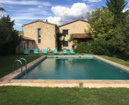 Establecimiento rural con bellos jardines y piscina exterior ideal para descansar.