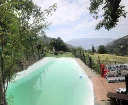 Hermosa piscina exterior en la naturaleza con fabulosas vistas de este hotel boutique.