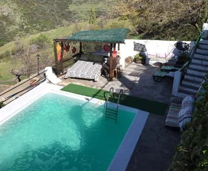 Vista aérea de este acogedor establecimiento con piscina y vistas a la naturaleza.