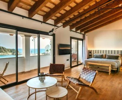 Una de las amplias habitaciones con balcón y vistas al mar de este hotel boutique.