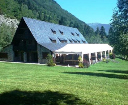 Edificio de este hotel rural con amplios jardines en la naturaleza.