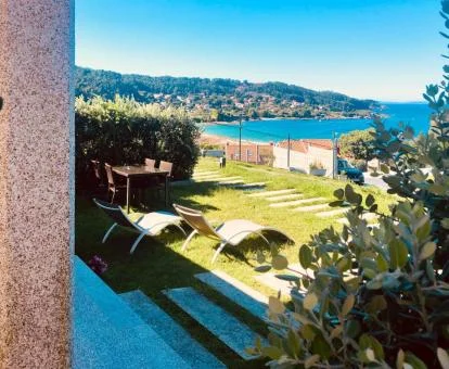 Preciosa zona exterior privada con fabulosas vistas al mar de esta casa independiente.