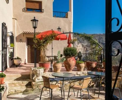 Patio interior amueblado de este coqueto hotel con encanto.