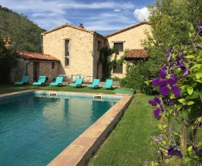 Alojamiento rural con piscina exterior y amplios jardines.