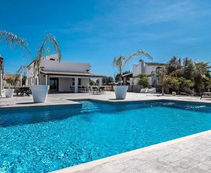 Espectacular casa rural con piscina y zonas exteriores.