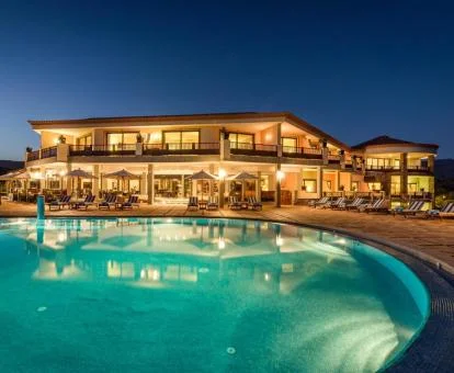 Edificio de este hermoso hotel boutique con gran piscina exterior.