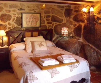 Una de las acogedoras habitaciones de estilo rústico de este hotel rural.