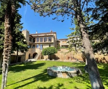 Precioso edificio de este hotel con encanto rodeado de jardines.