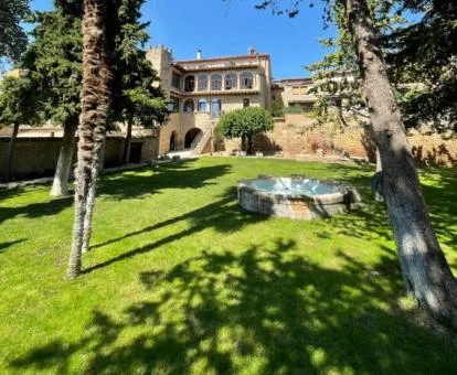 Fachada de este precioso hotel rural con amplios jardines.