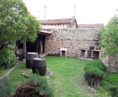 Acogedor jardín amueblado de esta coqueta casa rural.