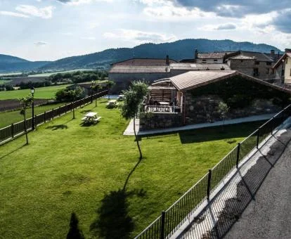 Preciosa casa rural independiente con amplios jardines ideal para una estancia en pareja.