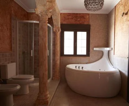Bañera de hidromasaje privada de la suite de este romántico hotel.