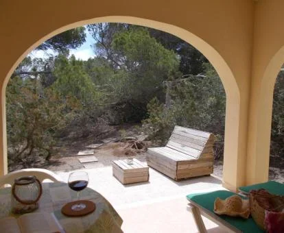 Terraza con mobiliario de este acogedor apartamento independiente.