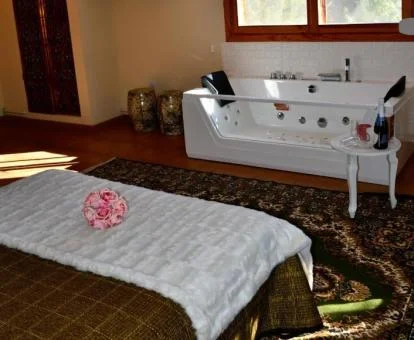 Una de las habitaciones con jacuzzi de este hotel romántico.