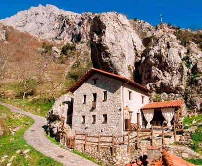 Preciosa casa rural rodeada de montañas que alberga este hotel solo para adultos.