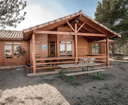 Preciosa casa rural independiente de madera perfecta para parejas.