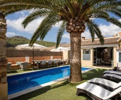 Zona exterior con piscina y mobiliario al aire libre de este hotel rural.