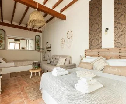 Una de las amplias habitaciones con sala de estar de este acogedor hotel.