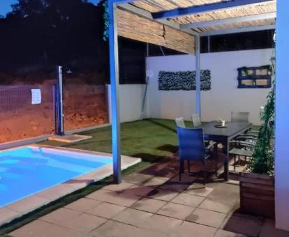 Zona exterior con mobiliario y piscina privada de esta casa independiente.
