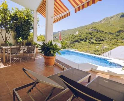 Preciosa terraza con vistas a la naturaleza de la casa de dos dormitorios con piscina privada de este establecimiento rural.