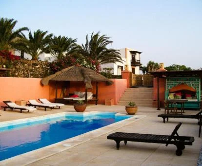 Fabulosa zona exterior con piscina y solarium de este alojamiento rural.