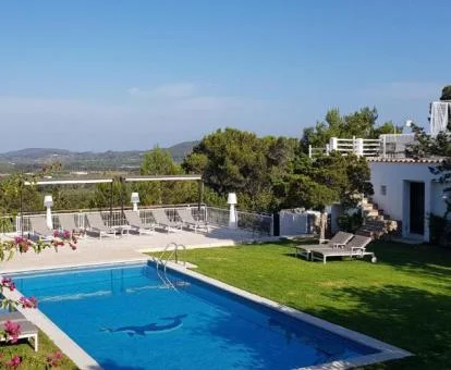 Amplia zona exterior con jardines, piscina y vistas al campo de este hotel rural.