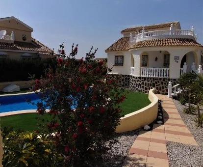 Hermosa casa rural independiente con zonas exteriores y piscina privada.