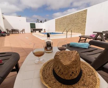 Maravillosa zona exterior con piscina y mobiliario de esta casa rural.