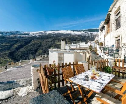 Preciosa terraza amueblada con maravillosas vistas a la naturaleza de esta casa independiente.