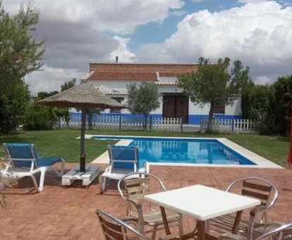 Preciosa casa independiente con piscina privada y jardín.