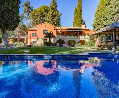 Edificio de este hotel con encanto solo para adultos con amplios jardines y piscina exterior.