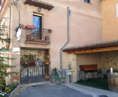 Zona exterior con terraza de este establecimiento rural.