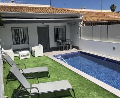 Zona exterior privada con piscina de esta casa rural.