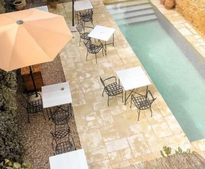 Acogedora terraza con piscina y mobiliario de este coqueto hotel.