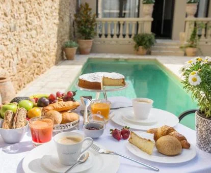 Acogedora terraza con piscina y mobiliario de este coqueto hotel.