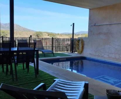 Piscina y terraza con vistas de esta preciosa casa independiente.
