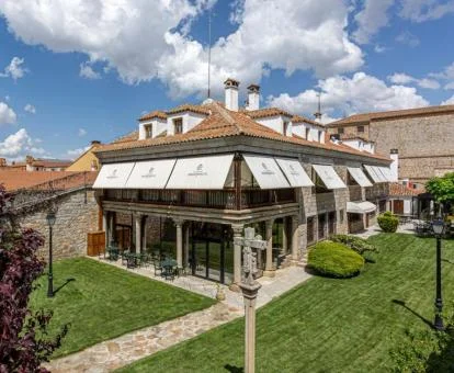 Hermoso edificio de este hotel boutique con amplios jardines.