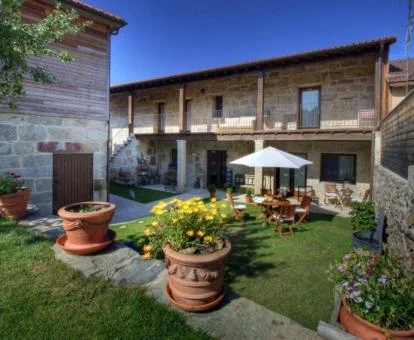 Acogedor hotel romántico con jardín y mobiliario exterior